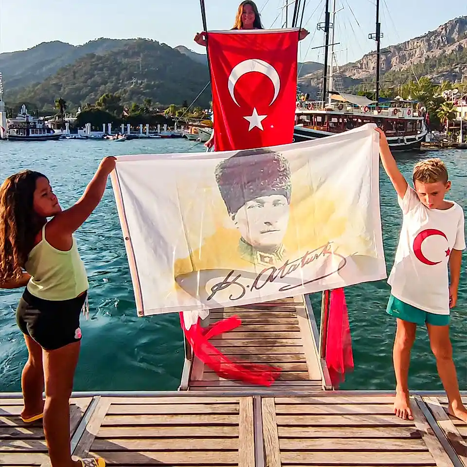 Milli bayramlarımızda coşkulu, heyecanlı özel turlar düzenliyoruz.